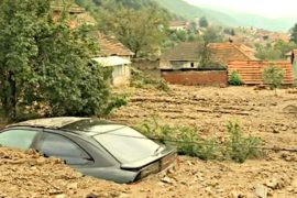 Сербы разбирают завалы после наводнения