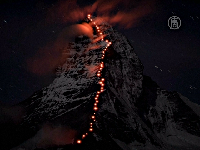 Альпинисты зажгли огни на хребте Маттерхорна