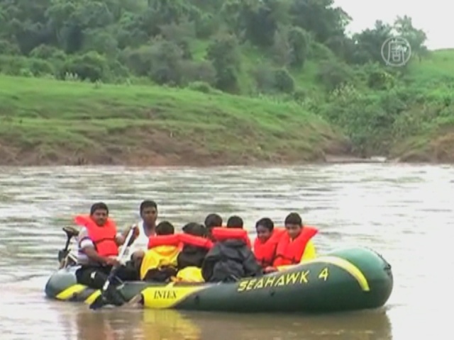 Детям, плывшим через реку в школу, подарили лодку