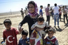 Тысячи курдов Сирии бегут от боевиков в Турцию