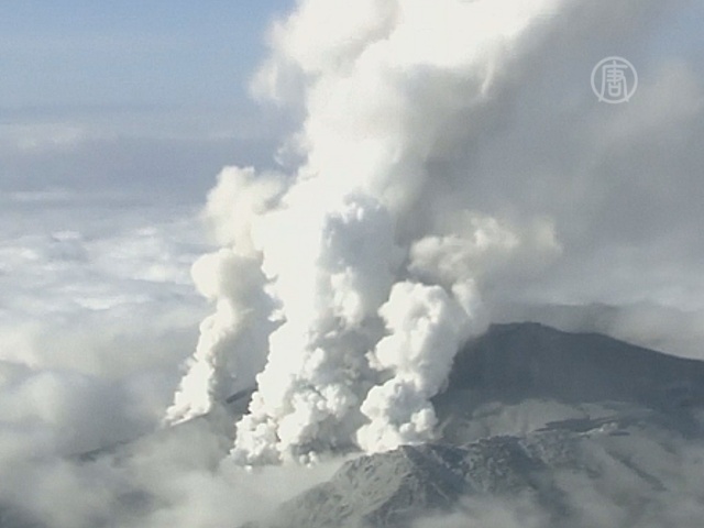 На вулкане Онтакэ продолжают разыскивать туристов