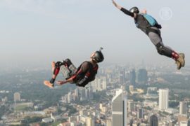 Бейсджамперы прыгали с куала-лумпурской телебашни
