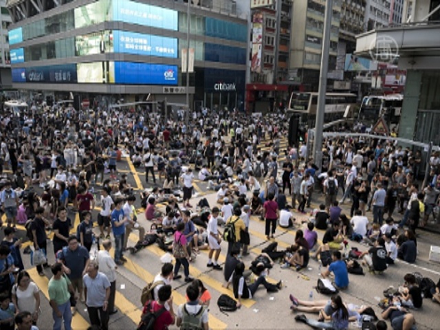 Гонконгцы остались на улицах после стычек