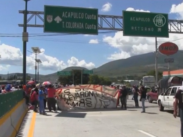 Родственники пропавших студентов блокируют шоссе