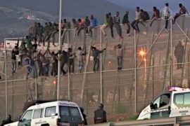 Нелегалы массово атаковали границу Испании