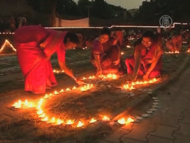Индийский город озарили 50 тысяч свечей