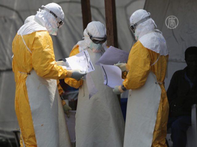 Либерийцам выдают защитные комплекты от Эболы