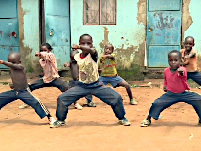 Дети в Уганде учатся кунг-фу, чтобы сниматься в кино