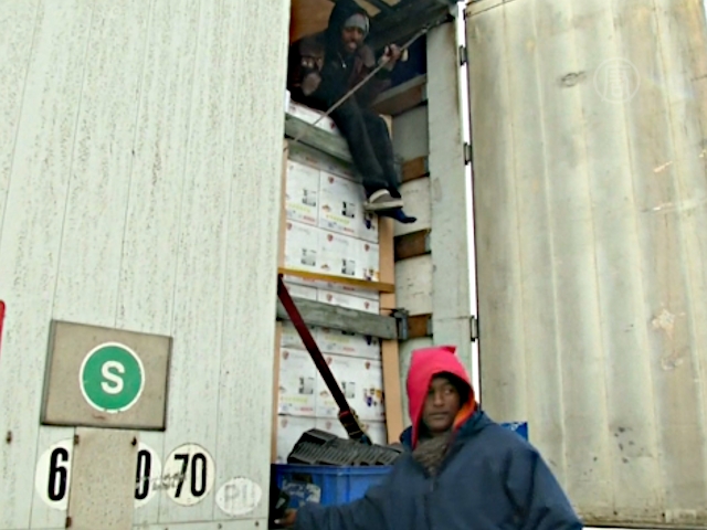 Мигранты прячутся в грузовиках, едущих в Британию