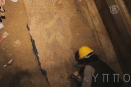Древнюю гробницу в Амфиполе извлекают из-под земли