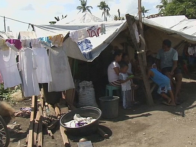 Через год после тайфуна люди всё еще в палатках