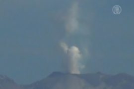 Перуанский вулкан Сабанкая выбрасывает пар и газ