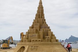 Энтузиасты построили гигантский замок из песка