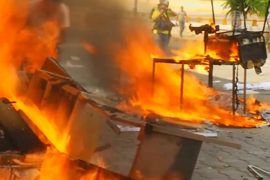 В Мексике протестующие поджигают здания и машины