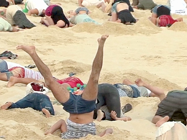 Протестующие в Австралии засунули головы в песок