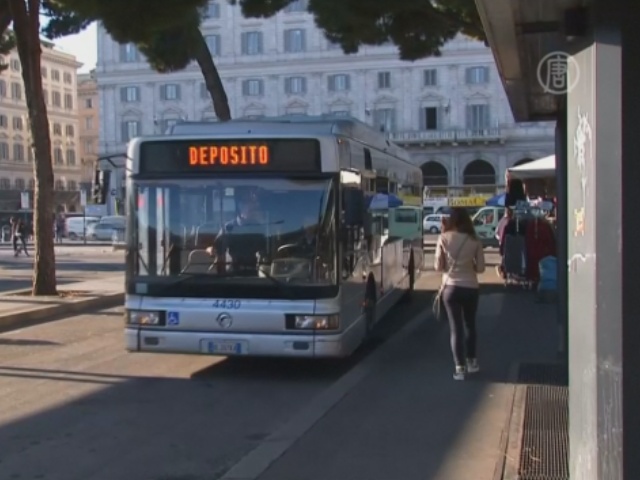 В крупных городах Италии остановился транспорт