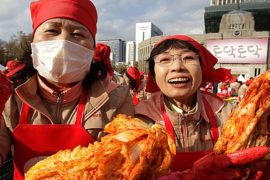 Тысячи корейцев снова квасили кимчи для бедных