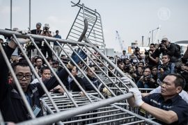 В Гонконге разобрали часть баррикад в центре
