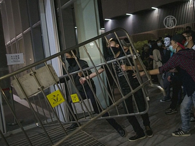 Протестующие в Гонконге ворвались в парламент