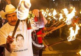 Семьи исчезнувших 43 студентов продолжают протесты