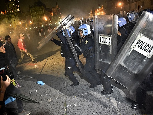 Протестующие в Мехико столкнулись с полицией