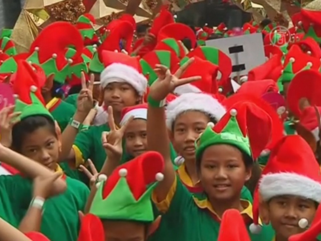В Таиланде собрались 1700 рождественских эльфов