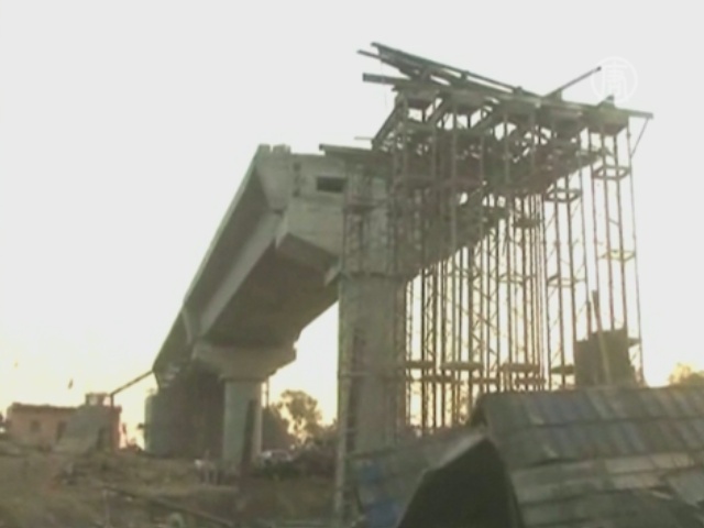 В Индии обрушился мост, ищут 40 рабочих