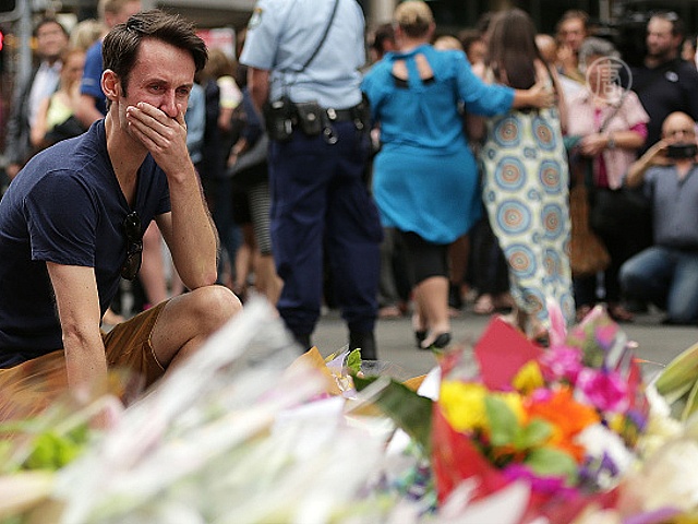Австралийцы несут цветы к дверям кафе в Сиднее