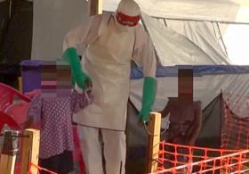 Больных Эболой детей веселят на Рождество