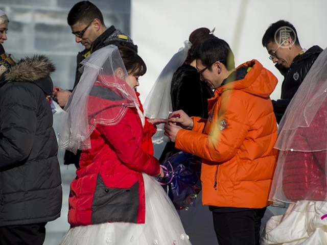 Фестиваль льда и снега привлекает брачующихся