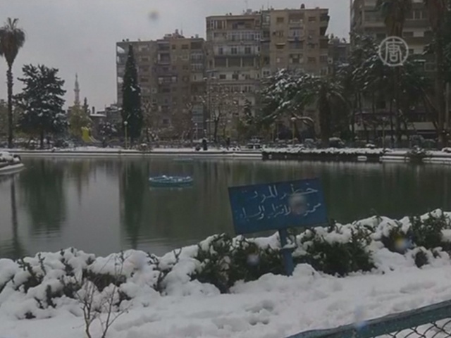 Жители столицы Сирии радуются снегу
