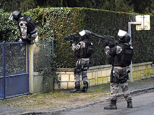 Полиция Франции проводит рейды в поисках стрелков