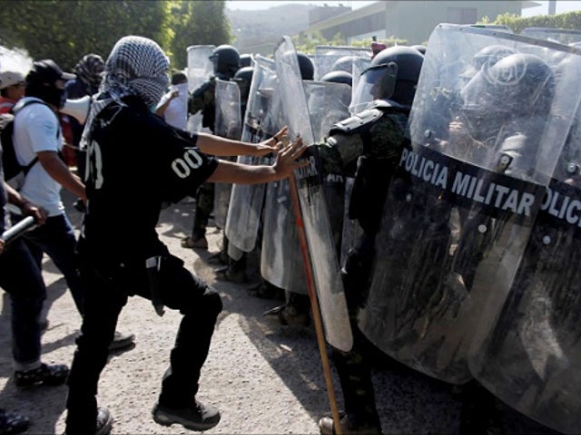 В Мексике протестующие направили гнев на военных