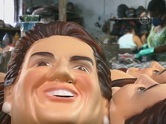 К карнавалу в Рио-де-Жанейро штампуют тысячи масок