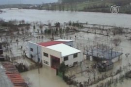 Наводнение в Албании: людей эвакуируют с крыш