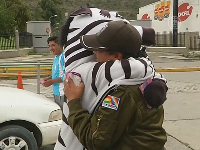 Жители Ла-Паса отметили «День объятий» Жители Ла-Паса отметили «День объятий»