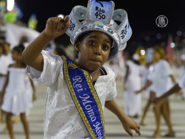 Школа самбы репетирует перед карнавалом в Рио