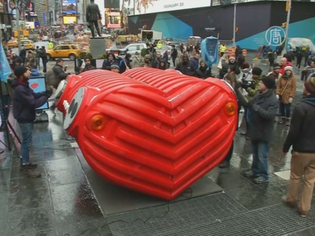 Гигантское сердце «забилось» на Таймс-сквер