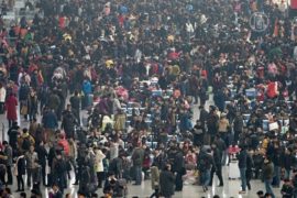 Миллионы китайцев спешат домой на Новый год