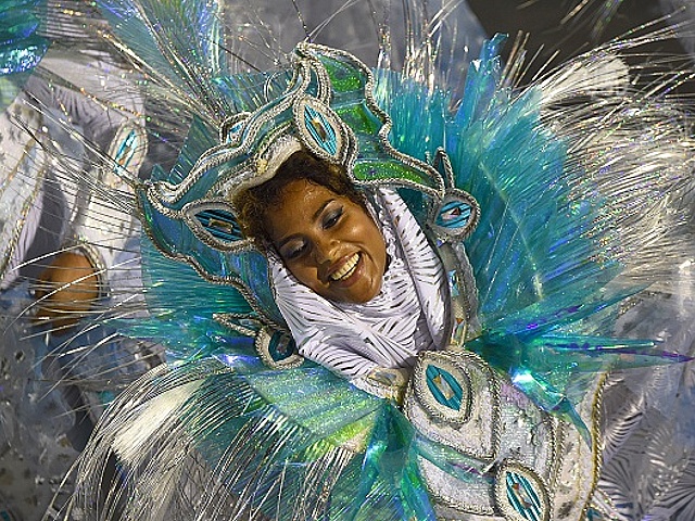 Школы самбы борются за первенство на параде в Рио