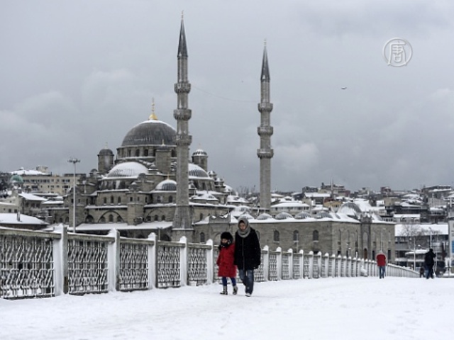 Стамбул парализован снегопадом