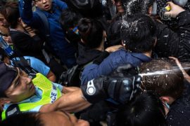В Гонконге разгоняли протестующих перцовым газом
