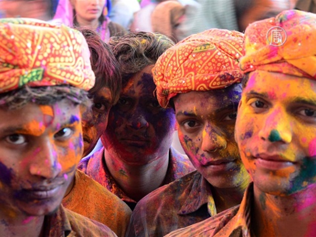 В Индии празднуют фестиваль красок Холи