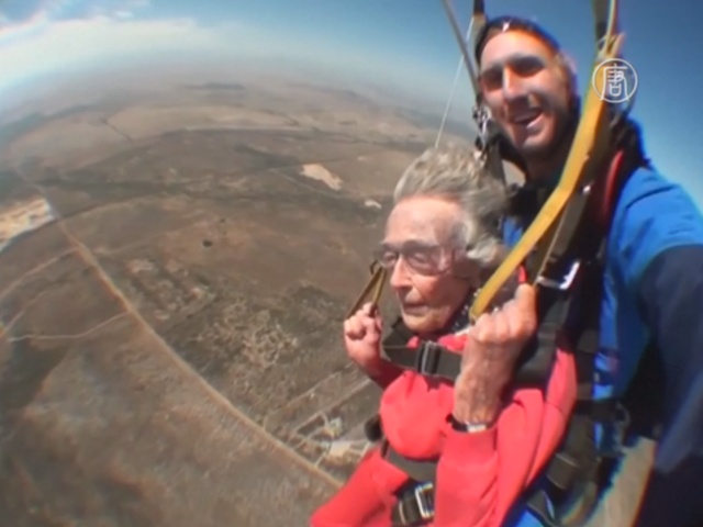 Бабушка отметила 100 лет с парашютом и акулами