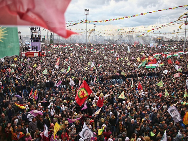 Тысячи курдов вышли на митинг в Стамбуле