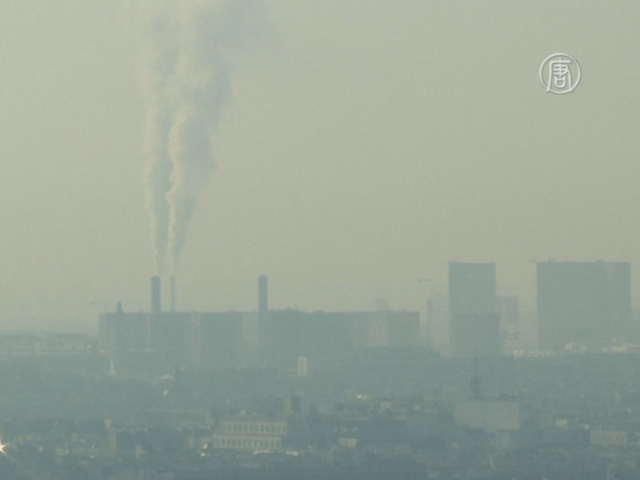Париж ограничил движение транспорта из-за смога