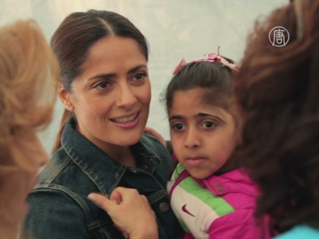 Сальма Хайек навестила беженцев в Ливане