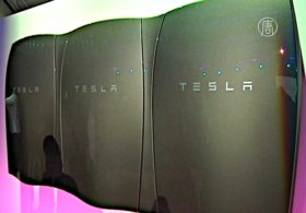 Tesla начинает производить революционные батареи