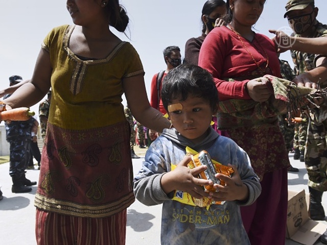 В отдаленные регионы Непала доставили еду