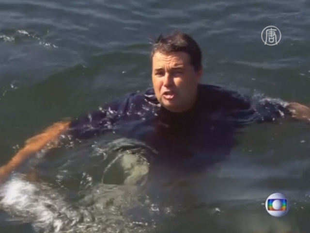 Министр нырнул в воды Рио, демонстрируя их чистоту